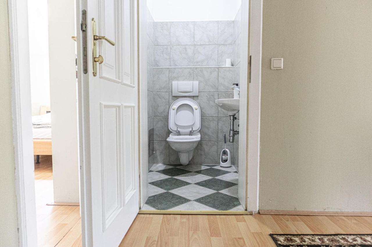 Exquisite Shared - Your Private In Beautiful Appartement