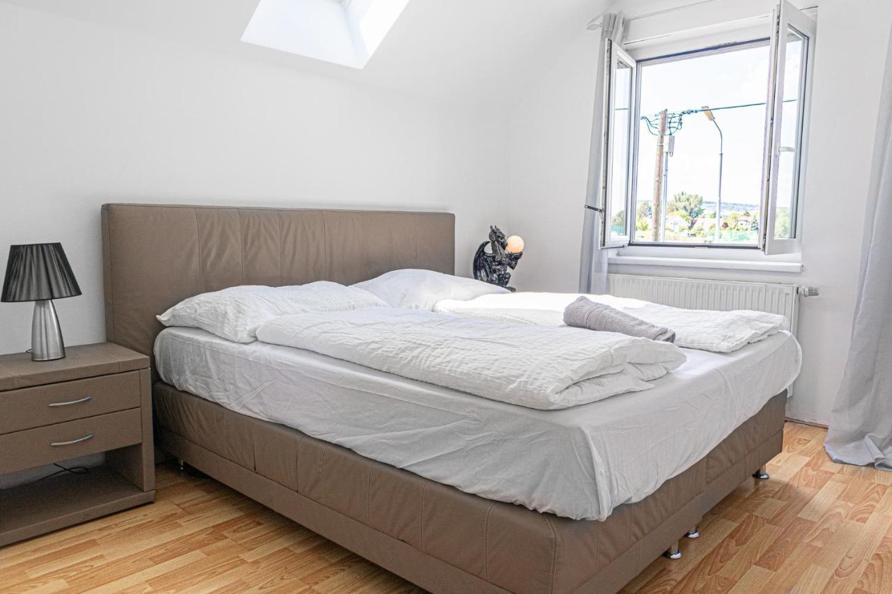 Exquisite Shared - Your Private In Beautiful Appartement